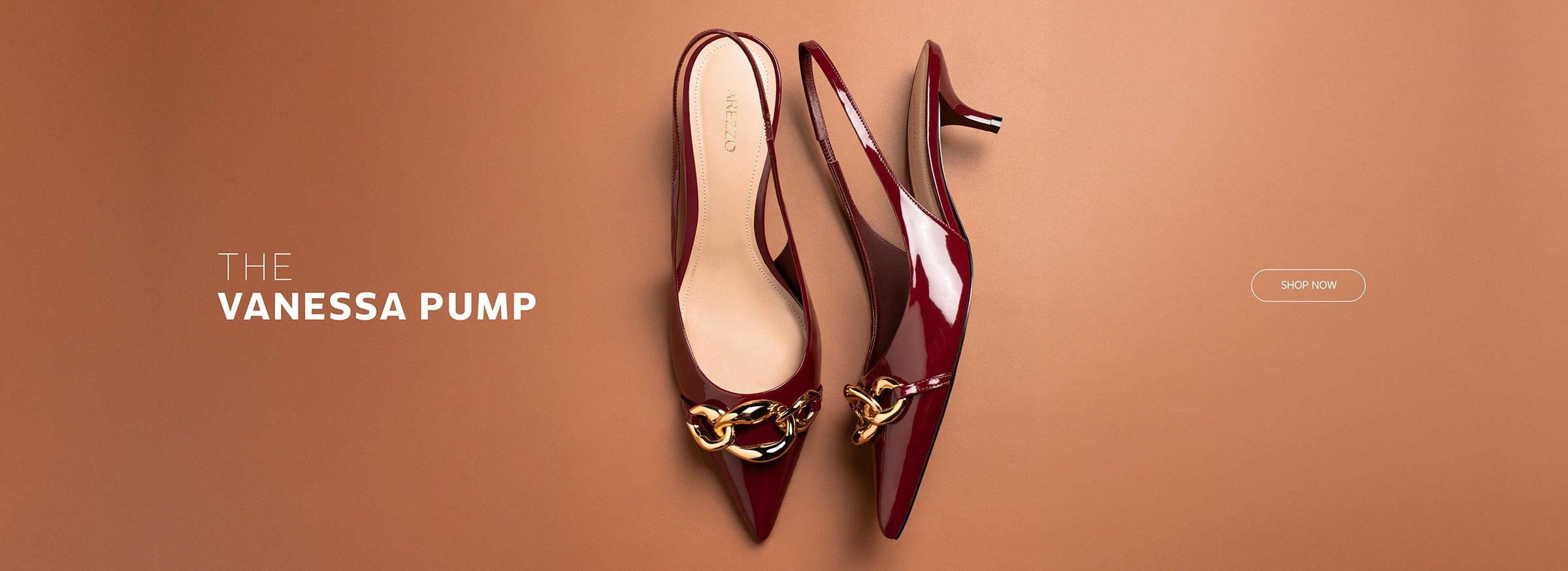 Elegant pump in burgundy, it has an upper with rounded cut detail over the instep and three organic metallic link embellishments.