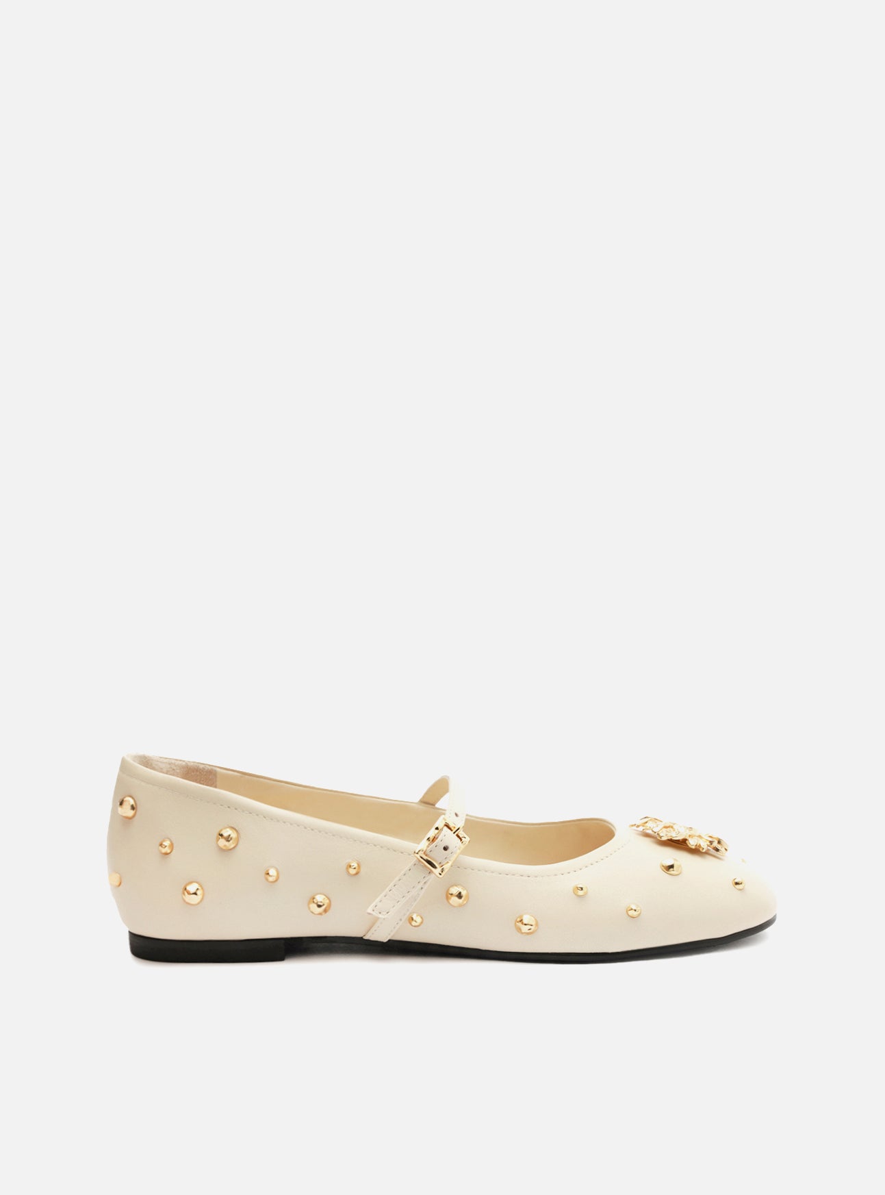 Beige ballet with metallic details throughout the shoe, flat and rounded toe. It is closed, with a round cutout on the vamp and a thin strap on the top with a side metal buckle.