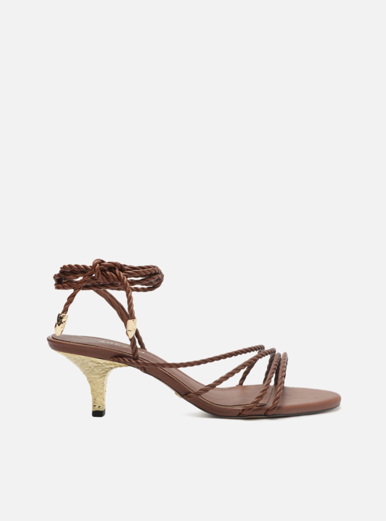 Brown leather sandal, with twisted straps, low stiletto heel in hammered gold metal and round toe. Closure with metal tip.